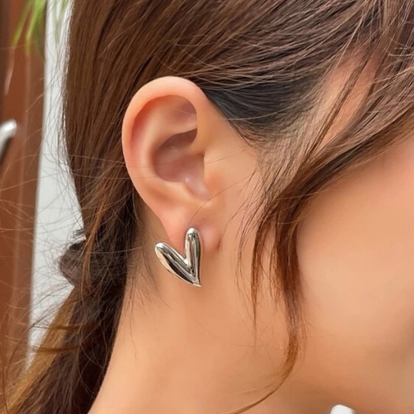 NWOT Bina Heart Post Earrings - Picture 2 of 2